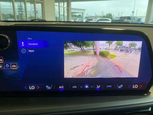 Used 2025 Chevrolet Traverse LT FWD image 25