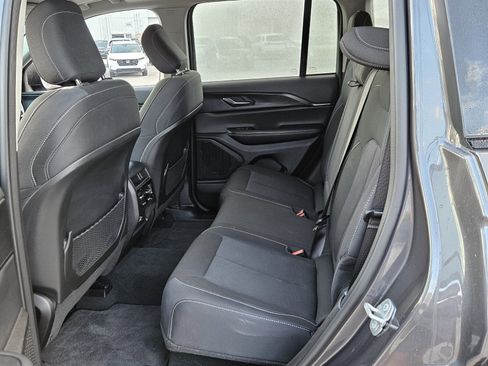 Used 2024 Jeep Grand Cherokee Laredo X image 12