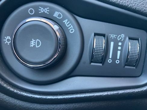 Used 2018 Jeep Renegade Altitude w/ Advanced Technology Group FWD image 14