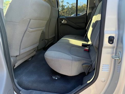 Used 2018 Nissan Frontier SV image 12