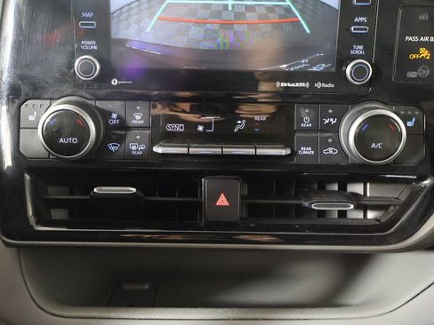 Used 2022 Toyota Highlander XLE image 48