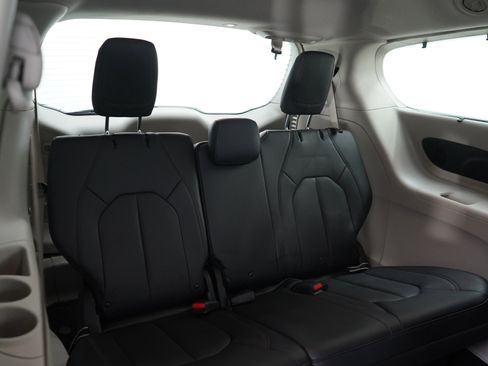 Used 2018 Chrysler Pacifica Touring-L Plus image 11