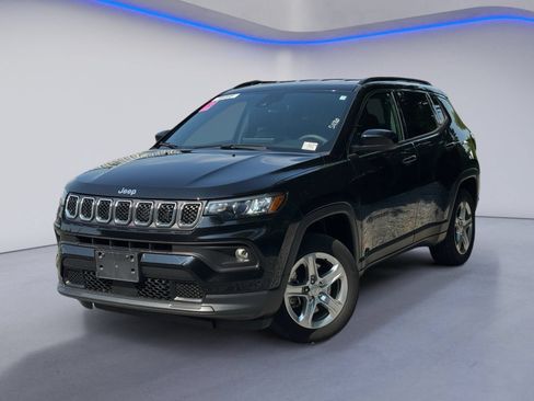 Used 2023 Jeep Compass Latitude w/ Convenience Group AWD/4WD image 2