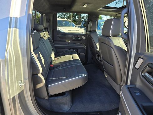 Used 2024 GMC Sierra 1500 AT4X image 12