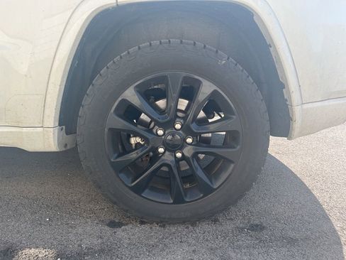 Used 2021 Jeep Grand Cherokee Laredo X image 3