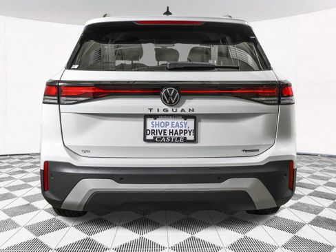 Used 2025 Volkswagen Tiguan SE image 15