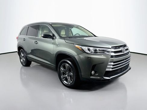 Used 2017 Toyota Highlander Limited Platinum FWD image 3
