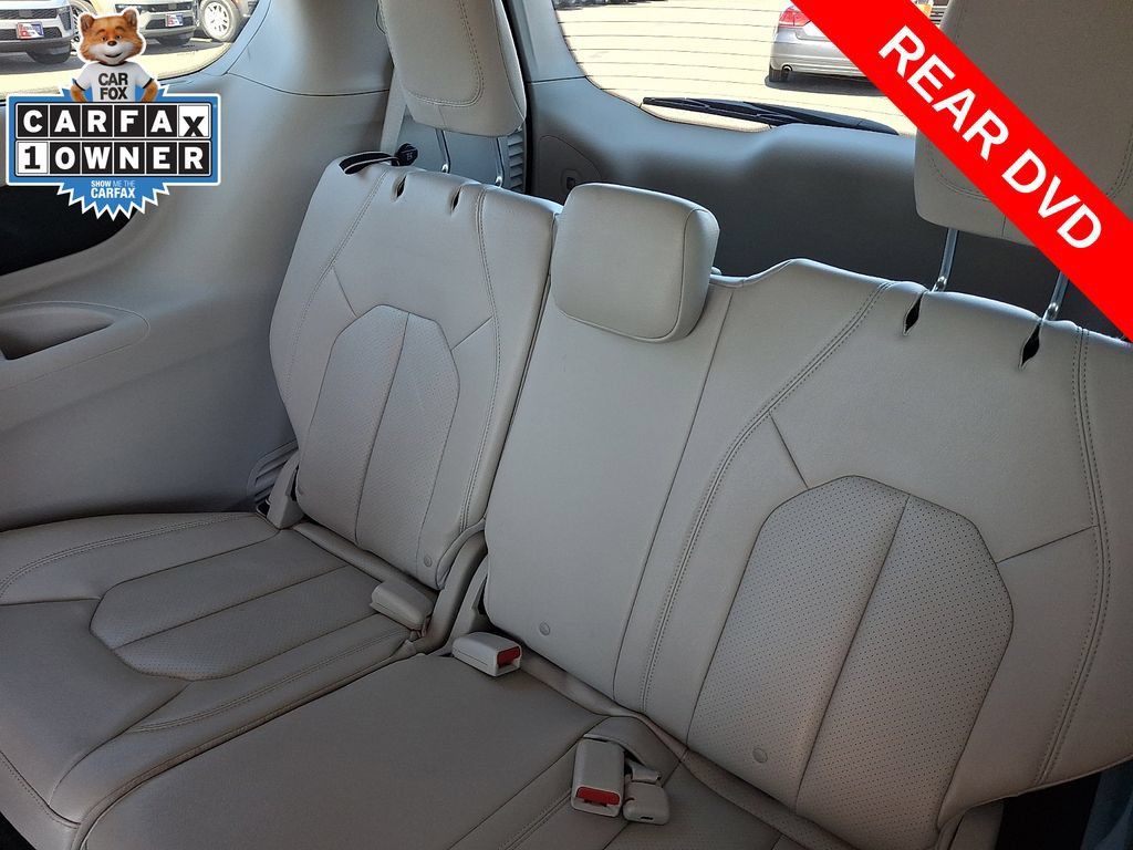 Used 2018 Chrysler Pacifica Touring-L FWD image 11