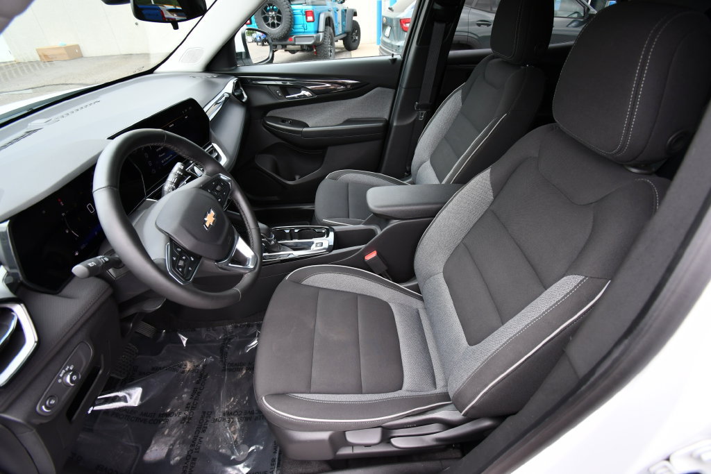Used 2024 Chevrolet TrailBlazer LT w/ LT Cold Weather Package FWD image 15