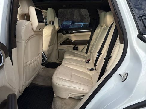 Used 2012 Porsche Cayenne Turbo image 10