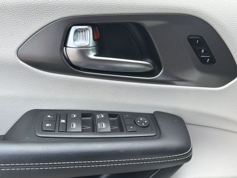 Used 2024 Chrysler Pacifica Touring-L FWD image 19