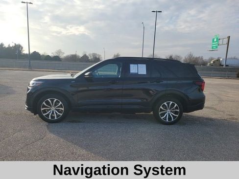 Used 2025 Ford Explorer ST-Line image 3