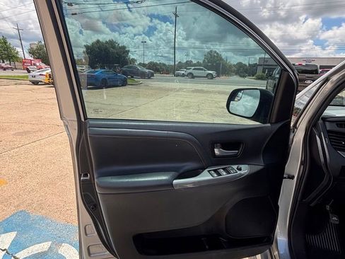 Used 2016 Toyota Sienna SE FWD image 11