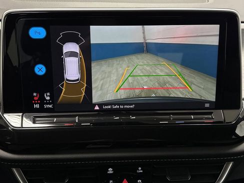 Certified 2025 Volkswagen Atlas Cross Sport SE image 9