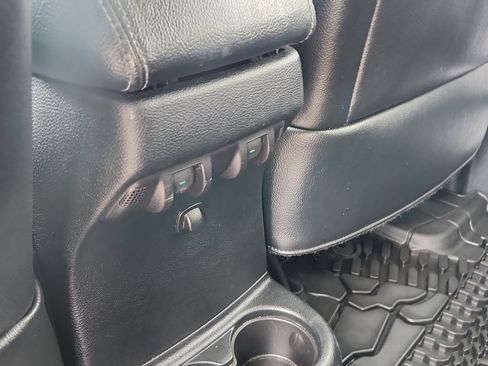 Used 2017 Jeep Wrangler Unlimited Sahara image 14