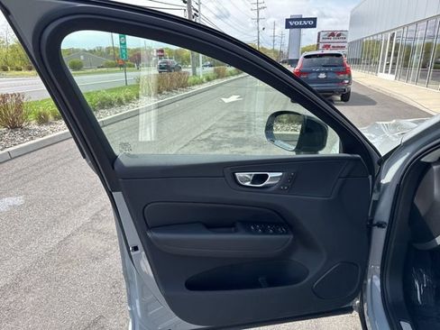 Certified 2025 Volvo XC60 B5 Plus AWD/4WD image 17