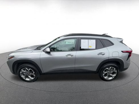 Used 2025 Chevrolet Trax LT w/ LT Convenience Package FWD image 7