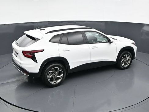 Used 2025 Chevrolet Trax LT FWD image 31