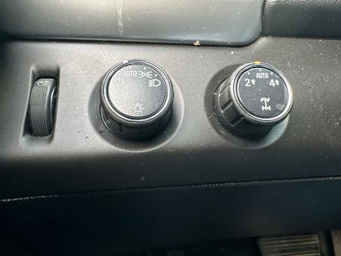 Used 2015 Chevrolet Suburban LT image 24