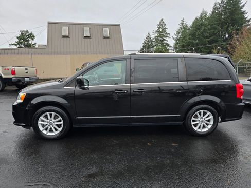 Used 2018 Dodge Grand Caravan SXT image 2