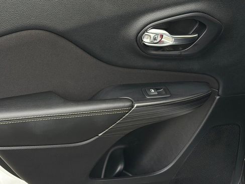 Used 2017 Jeep Cherokee Latitude image 9