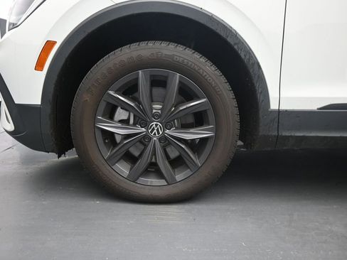 Used 2024 Volkswagen Tiguan SE AWD/4WD image 12
