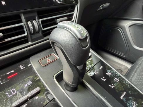 Certified 2024 Porsche Macan AWD/4WD image 14