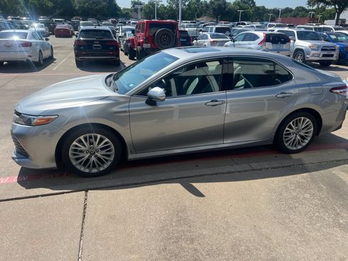 Used 2020 Toyota Camry XLE w/ Driver Assist Package FWD image 4