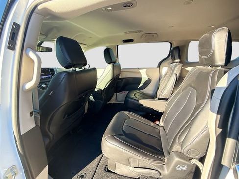 Used 2024 Chrysler Pacifica Touring-L image 25