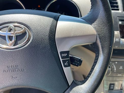 Used 2011 Toyota Highlander SE w/ Tow Pkg image 16