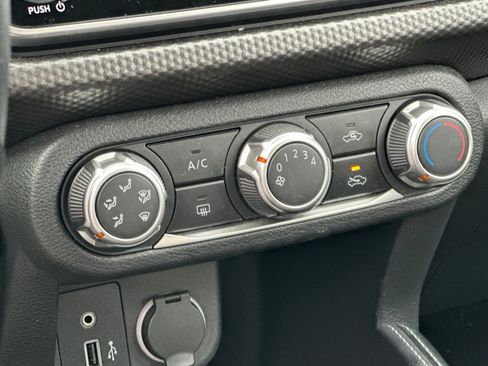 Used 2018 Nissan Kicks S image 28