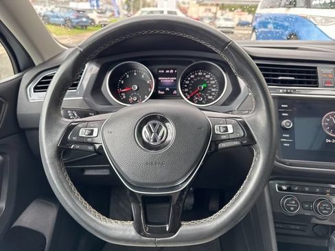 Used 2021 Volkswagen Tiguan SE w/ Panoramic Sunroof Package FWD image 11