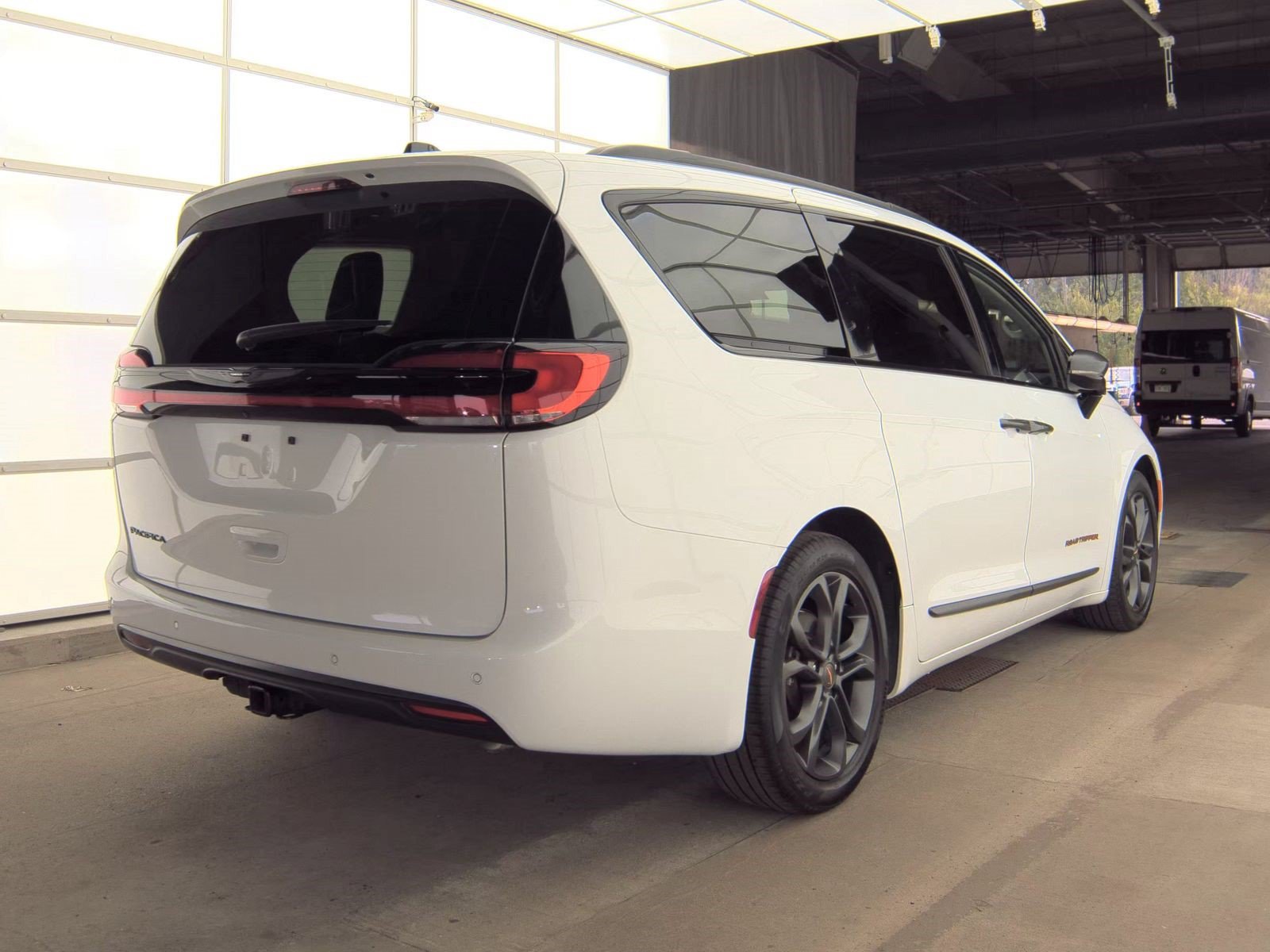 Used 2024 Chrysler Pacifica Touring-L w/ Road Tripper Package FWD image 4