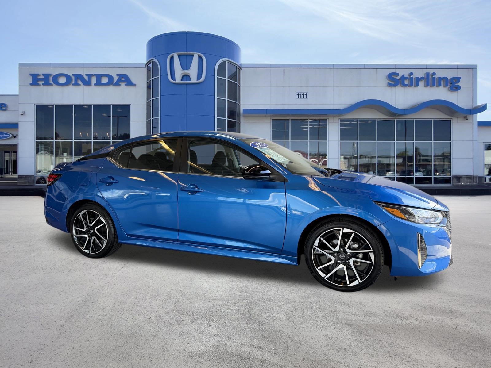 Used 2025 Nissan Sentra SR FWD image 1