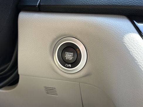 Used 2023 Chrysler Pacifica Touring-L FWD image 20
