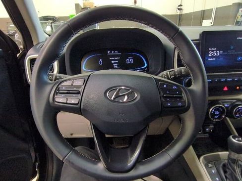 Used 2023 Hyundai Venue Limited w/ Cargo Package FWD image 4