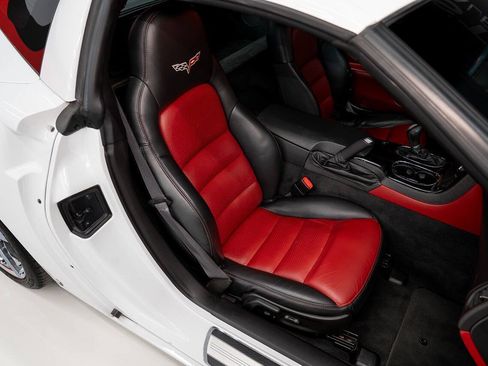 Used 2009 Chevrolet Corvette Coupe w/ Z51 Performance Package RWD image 74