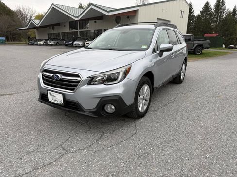 Used 2019 Subaru Outback 2.5i Premium AWD/4WD image 1