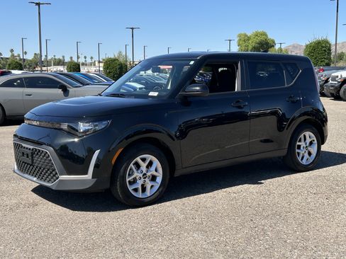 Certified 2025 Kia Soul LX w/ LX Technology Package FWD image 2