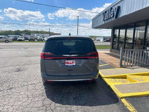 Used 2023 Chrysler Pacifica Touring-L FWD image 4