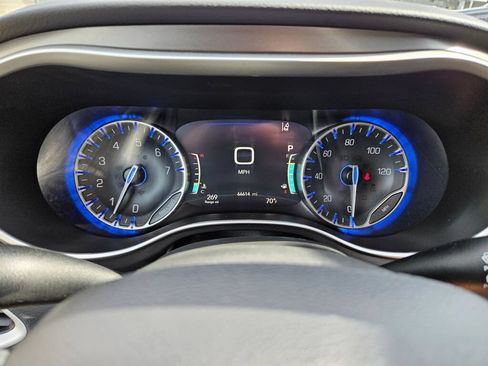 Used 2024 Chrysler Pacifica Touring-L FWD image 21