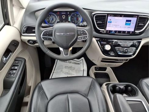 Used 2023 Chrysler Pacifica Touring-L FWD image 6