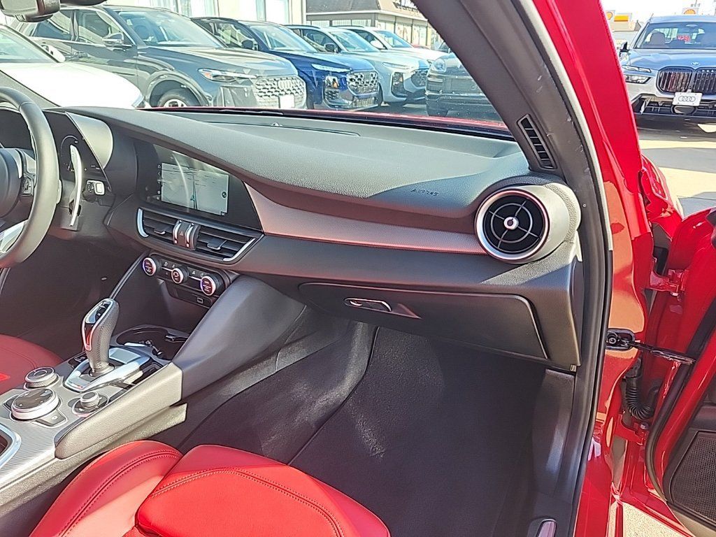 Used 2024 Alfa Romeo Giulia Veloce AWD/4WD image 15