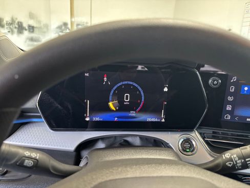 Used 2025 Chevrolet Trax LT FWD image 39