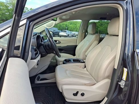 Used 2021 Chrysler Pacifica Touring-L FWD image 17