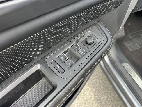 Used 2024 Volkswagen Atlas Cross Sport SE image 19