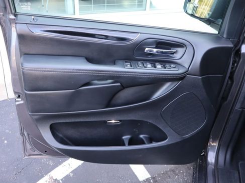 Used 2015 Chrysler Town & Country S w/ Driver Convenience Group FWD image 29
