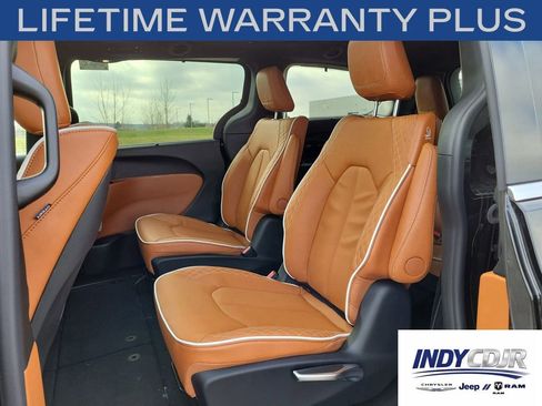 New 2026 Chrysler Pacifica Pinnacle w/ Trailer Tow Group AWD/4WD image 12
