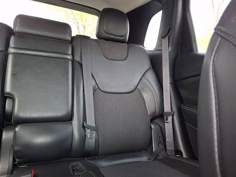 Used 2018 Jeep Cherokee Latitude Plus AWD/4WD image 23