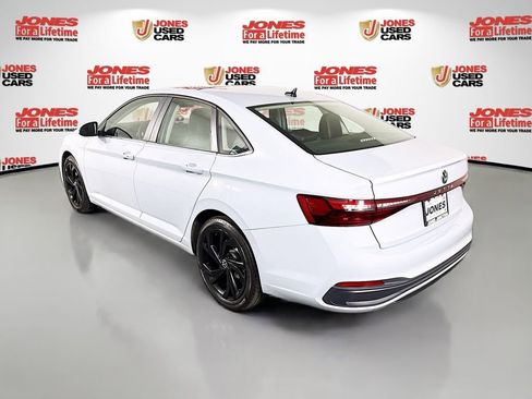 Used 2025 Volkswagen Jetta SE image 2